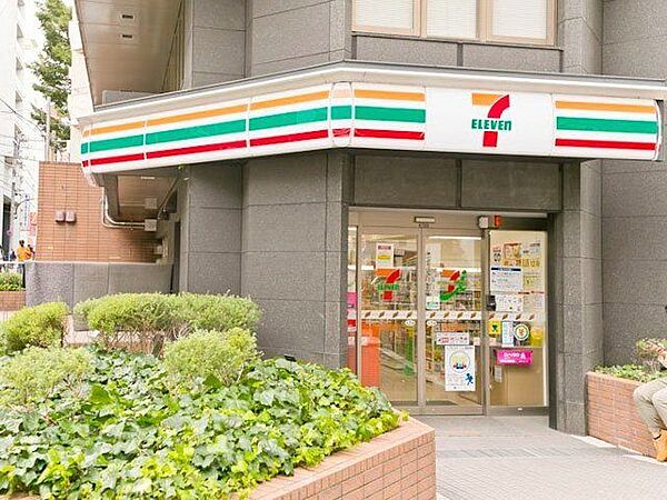セブンイレブン新宿御苑前本通り店 徒歩9分。 670m