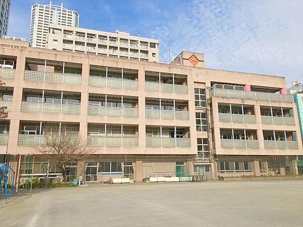 新宿区立花園小学校 徒歩9分。 660m