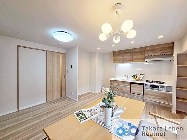 リビングダイニングを最大限に広く使用できる壁付のキッチンです。照明が豊富にあり、状況に応じて使い分けられます。