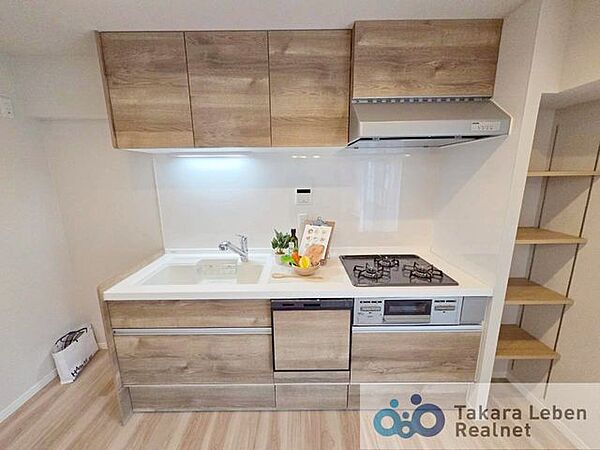 収納豊富な吊戸棚付きシステムキッチン。家事の手間が省ける食器洗浄機付きです。