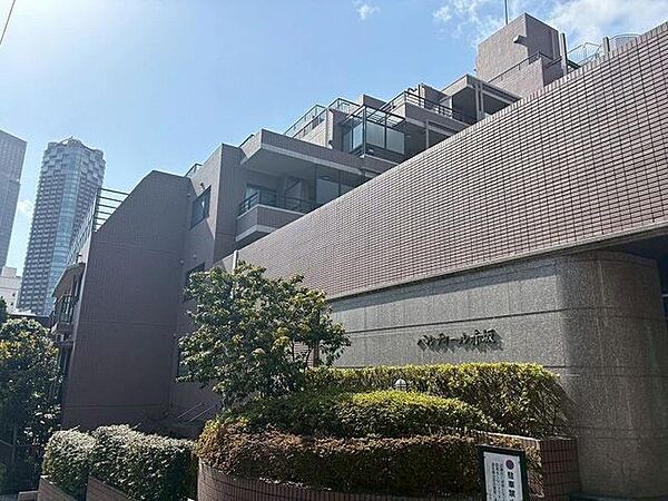 陽光を浴び照らされた美しい煌めきのフォルムが、周りの風景に馴染みながらも存在感を際立たせております。もちろん、その中にもどこか優しさを感じさせるカラーを採用し、住まう人を優しく包み込みます。