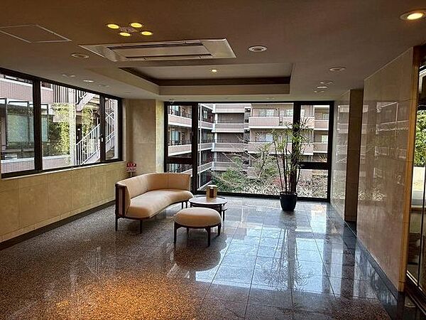 落ち着いた雰囲気で整えられたロビーは、建物の内側へと自然につながる空間。住まう方や来訪者を穏やかに迎えます。