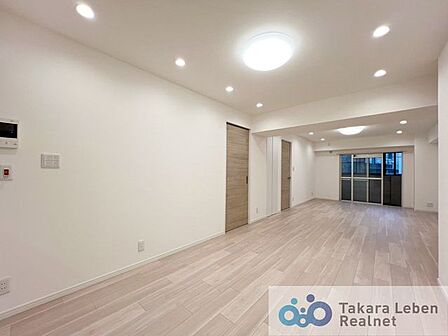 約24.7帖の南向きLDK。奥行きがあり、リビングとダイニングを分けやすい広々空間です。