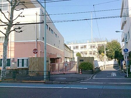 渋谷区立笹塚中学校 徒歩12分。 940m