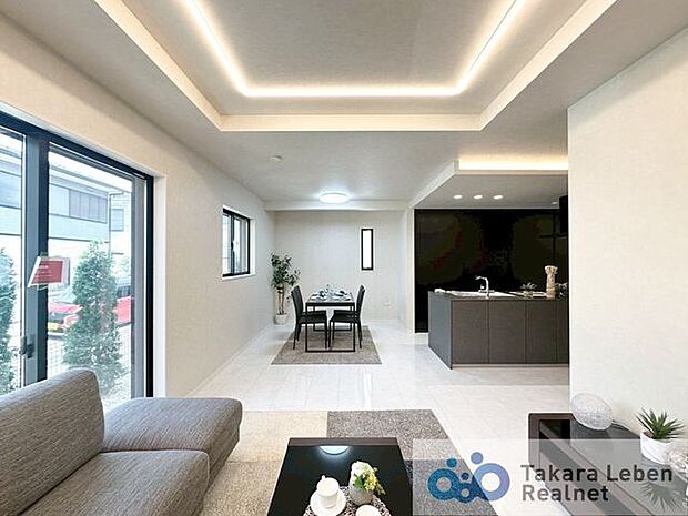 空間に奥行きと開放感をもたらす折り上げ天井を採用。上品な陰影が魅力的ですね。