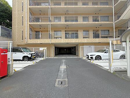 駐車場・駐輪場は1住戸1台分無償です。車を持たず駐車場が不要の方は賃貸もできます。
