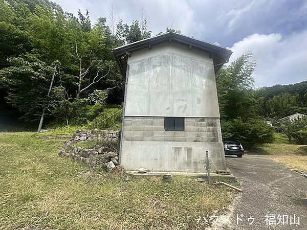 敷地内に倉庫（未登記）ございます。