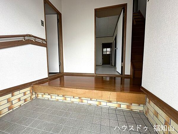 玄関には手すりがついてます♪靴の脱ぎ履きに便利ですね。