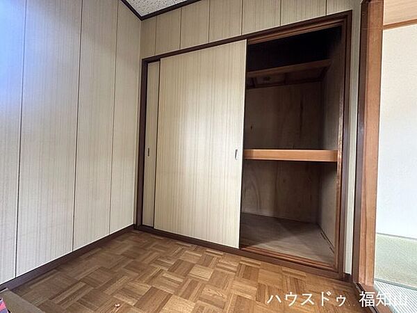 2F納戸（約2.4帖）には収納たっぷりしていただけます。