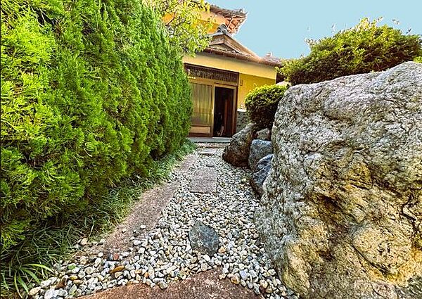 石垣と、生垣の植物もゆたかです。