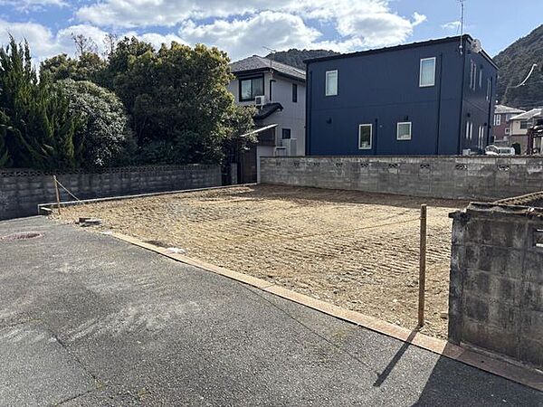 前面道路約4ｍ幅です。プライベート感あり。