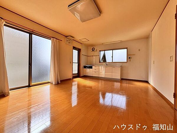 大きな窓から陽光が差し込むLDK。窓からの風通しも良く、毎日を快適に過ごせる住まいの中心となる空間です。