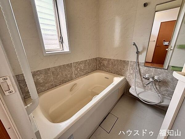 浴室には手すりを設置しており、浴槽の出入りや立ち座りをサポート。お子さまからご年配の方まで、毎日の入浴をより安心してお使いいただけます。
