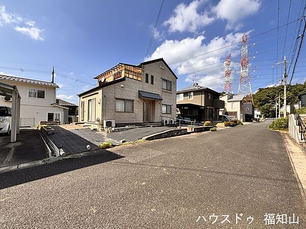前面道路はゆとりのある約6.0m。車同士のすれ違いや駐車もしやすく、毎日の車の出し入れもスムーズです。