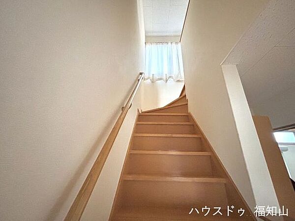 階段には手すりを設置しており、上り下りの際の安心感を高めています。毎日の移動をサポートする、家族みんなにやさしい住まいへの配慮が感じられるポイントです。