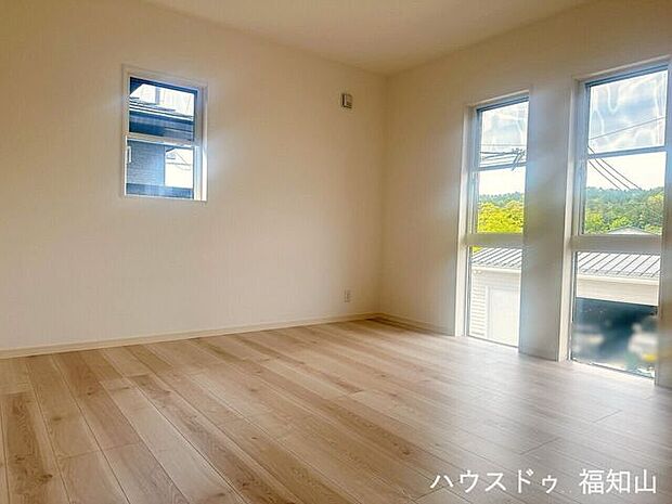 こちらは2階の8帖となっております。大き目の窓からは光が差し込みます。