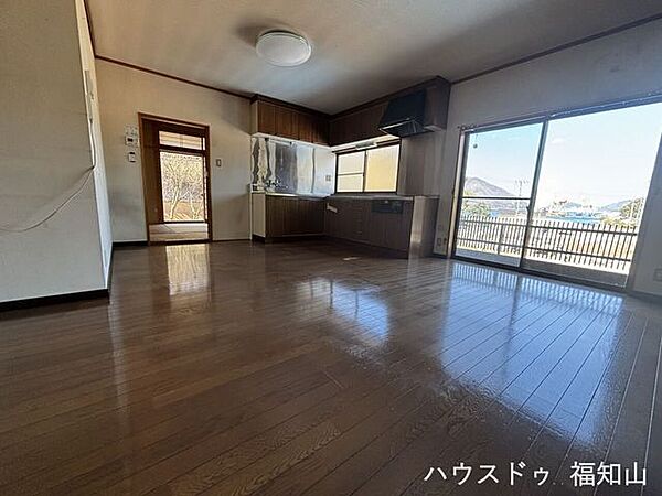 大きな窓からは舞鶴湾がご覧になれます