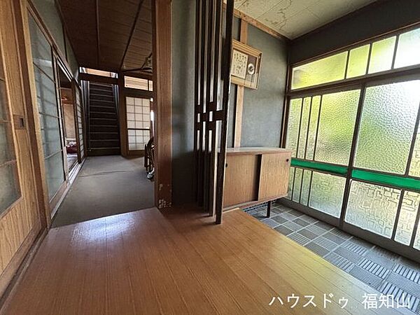 【趣ある“古き良き玄関”が迎える住まい】重厚感のある佇まいと、どこか懐かしさを感じる“古き良き玄関”が魅力の中古戸建て。