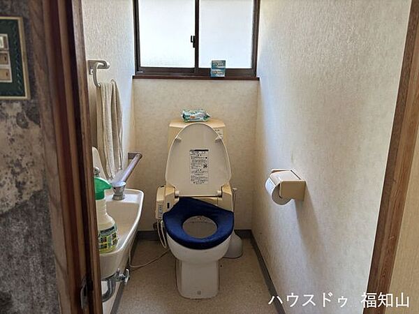 【手すり付きで安心して使えるトイレ】毎日使うトイレには、立ち座りをサポートする手すりを設置。