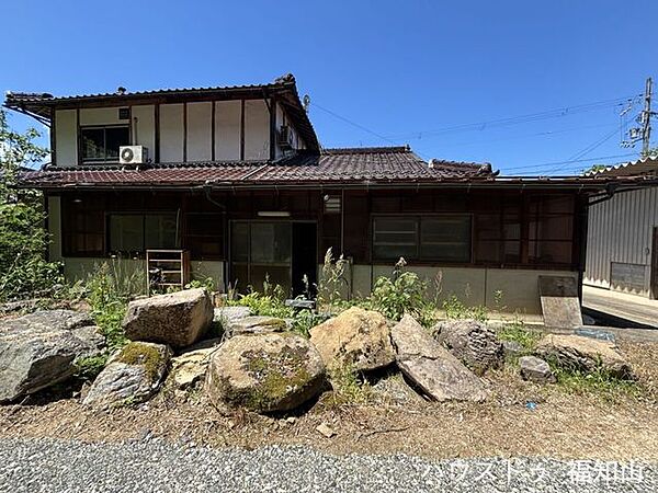 こちらは建物裏側になります。建物はゆとりある間取りで、ご家族での暮らしはもちろん、田舎暮らしやセカンドハウスにもおすすめ。静かな住環境の中、自然を感じながらゆったりとした時間を過ごせます。