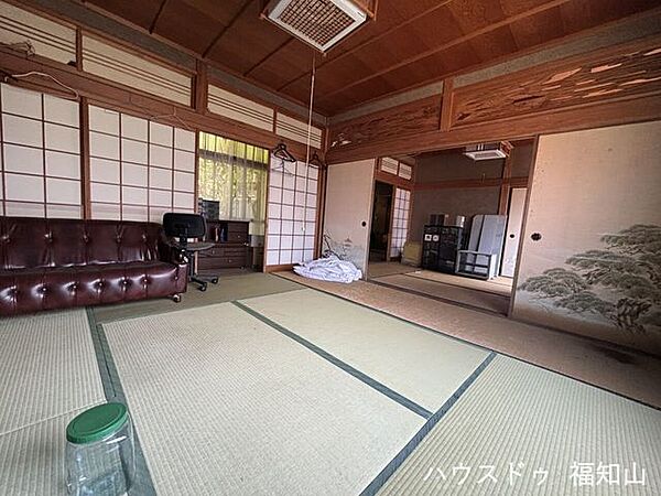 【懐かしさを感じる趣ある和室】どこか心が落ち着く、懐かしさを感じる和室空間。ゆったりとした時間が流れる癒しの一室です。