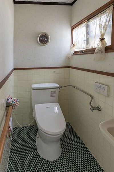 トイレには手すりを設置しており、立ち座りをしっかりサポートします。