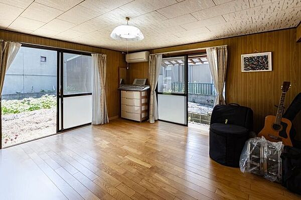 洋室の窓からはのどかな畑の風景が広がり、四季の移ろいを身近に感じられます。