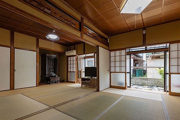和室の横には縁側がございます