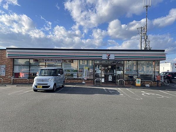 セブンイレブン　四日市中央緑地前店駐車場広いびっくりドンキー併設 640m