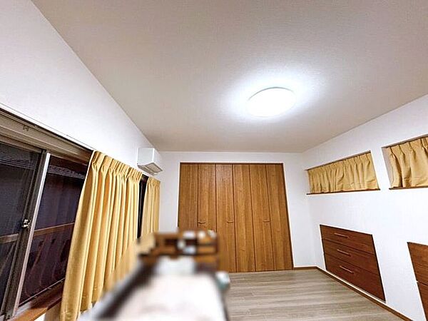 2階の洋室は窓を3つ備え、自然光がたっぷり差し込む心地よい空間。風通しも良く、快適にお過ごしいただけます。