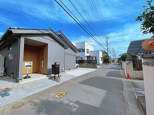 ドラッグストア・ショッピングセンターが徒歩10分圏内に揃っており生活に便利な住環境です♪