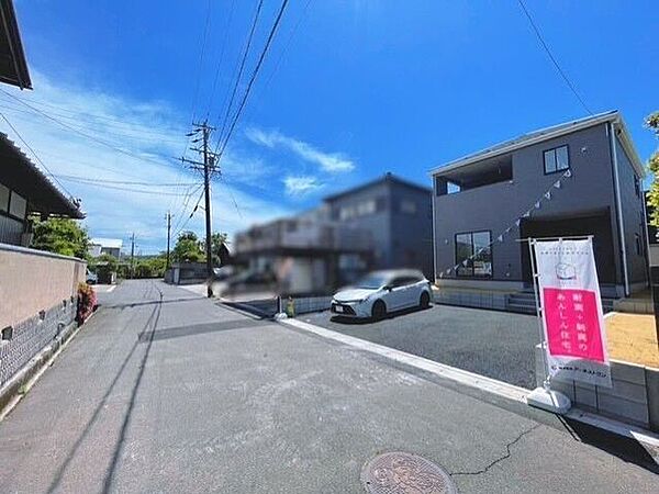 閑静な住宅街に位置し、落ち着いた住環境で毎日をゆったり過ごせます。