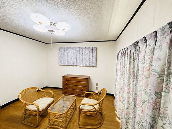 2面採光を確保した明るい洋室。心地よい風と自然光が入る快適な空間です。※AIで一部家具消し処理を行っております。