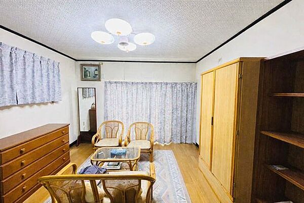 収納を備えた2階洋室。寝室や子ども部屋など、多用途に利用可能です。※AIで一部家具消し処理を行っております。