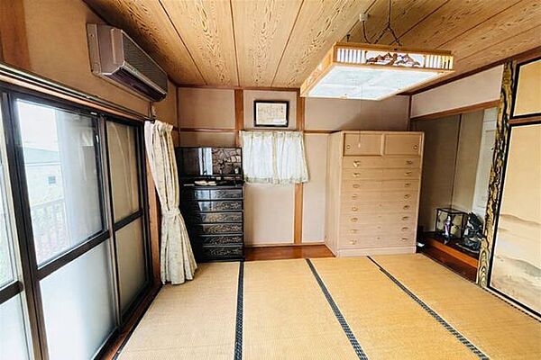 2階和室は窓から自然光が差し込む、明るく落ち着いた空間となっています。寝室や来客用のお部屋としてもおすすめです。