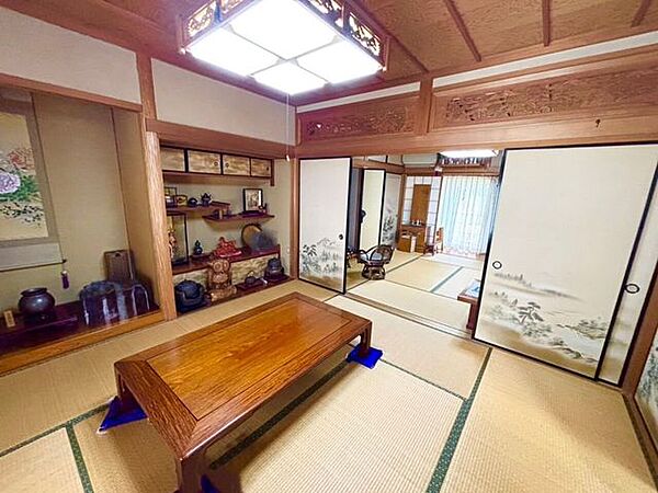 床の間や欄間など、和の趣を感じる落ち着いた8帖和室。客間としてもゆったり利用できます