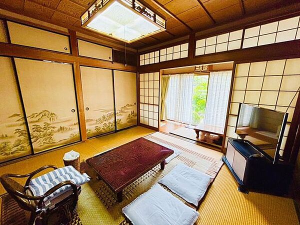 和の趣を感じる8帖和室。縁側付きで、庭を眺めながらゆったりとくつろげる空間です。