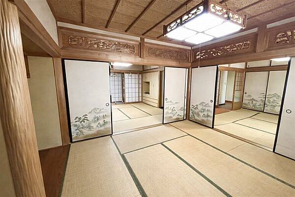襖を開放することで広々とした続き間として利用可能です。和のぬくもりを感じる落ち着いた空間です。