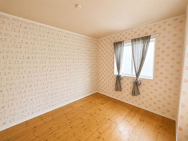 2種類のアクセントクロスがポイントの洋室。遊び心のあるデザインで、暮らしがちょっと楽しくなる空間に♪自然光がふんわりと広がり、落ち着いて過ごせるお部屋です。※AI加工を施しています。