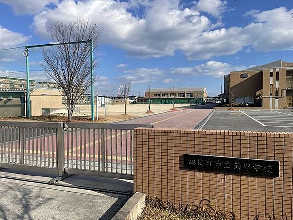 四日市市立南中学校校舎きれい 2730m