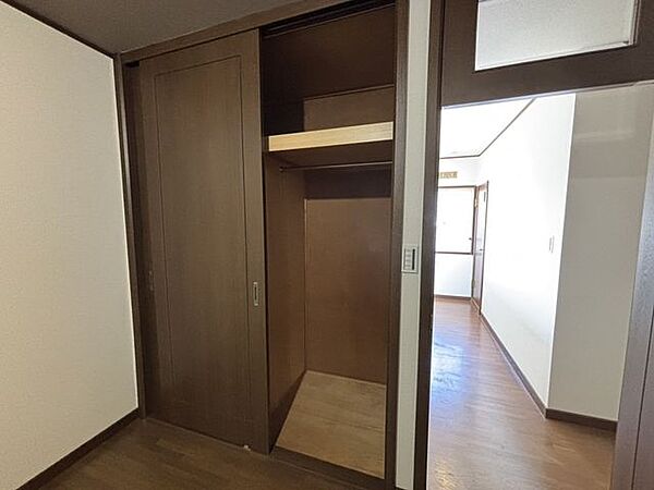 全ての居室に収納を備え、衣類や日用品をすっきり整理できる間取りです。