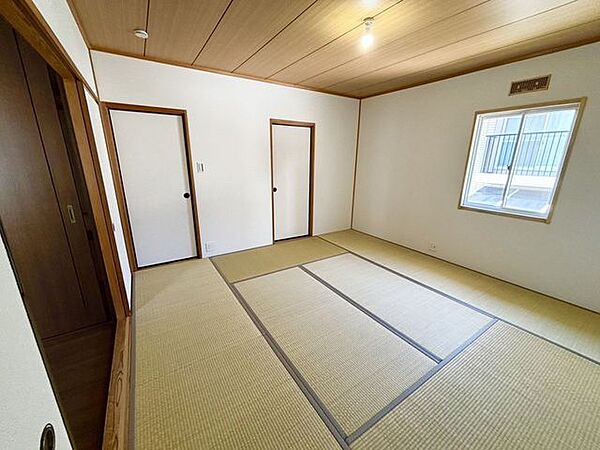 2階の和室8.1帖は、2面採光で明るさのある主寝室にぴったりの一室。3.7帖のWICを備え、衣類や荷物をしっかり収納できるゆとりのある空間です。