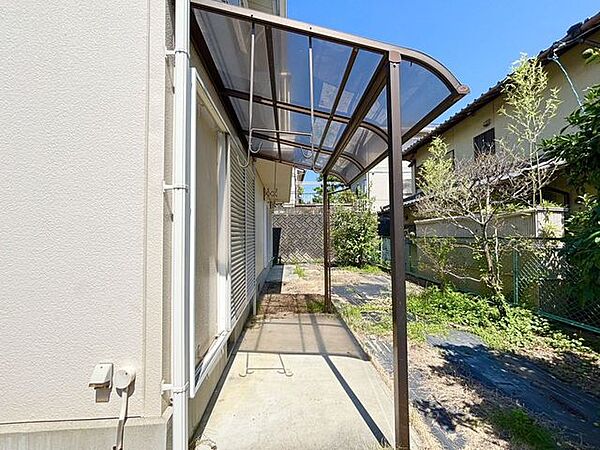 屋根付きで洗濯物を干しやすく、家族の家事を支える便利な外まわりです。お庭もあり、季節の植物を育てたり、ちょっとしたガーデニングを楽しめる心地よいスペースです♪