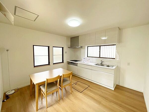 リビングからキッチンが見えにくいレイアウトで、生活感を抑えやすく、来客時もすっきりとした印象を保てます。
