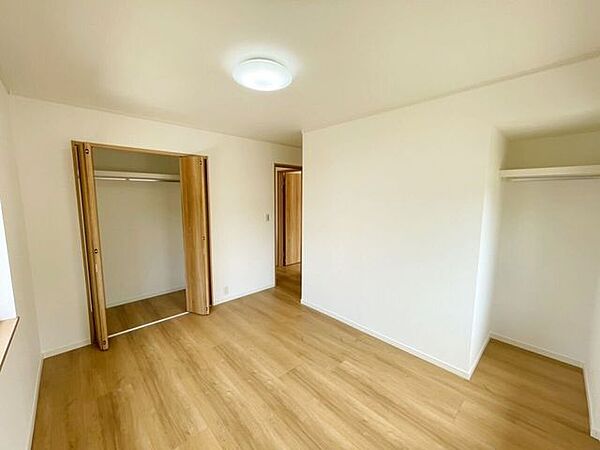 洋室6帖は、落ち着いた広さで寝室や子ども部屋として使いやすい空間。家具のレイアウトもしやすい整った間取りです。