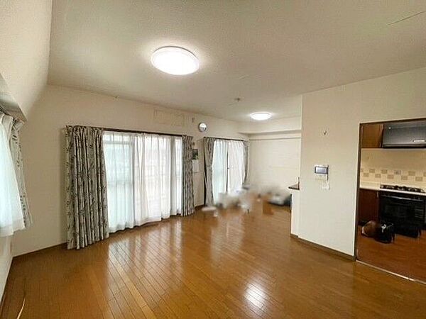 16.9帖の明るいLDK。広さと開放感を感じられる快適な住空間です。