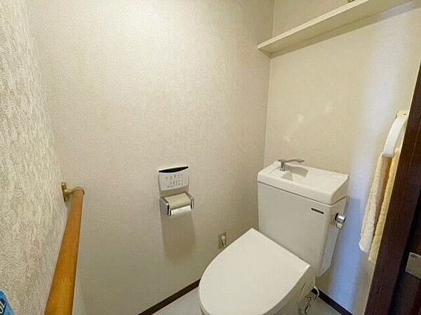 手すりを設けたトイレは、お子さまからご年配の方まで安心して使える思いやりのある造りです。
