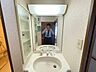 洗面：収納付きの洗面台で、毎日の身支度がスムーズになる整った空間です。