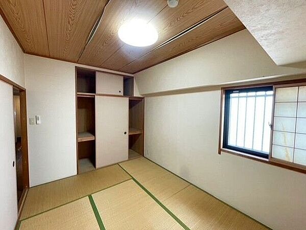 LDKの隣にある和室6帖は、子どもの遊び場や来客時の客間として使いやすく、押入付きで空間をすっきり整えられる多用途な一室です。