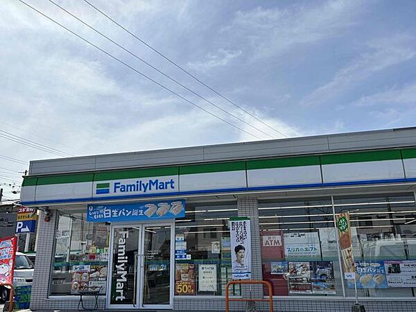 ファミリーマート四日市青葉町店駐車場広い 260m